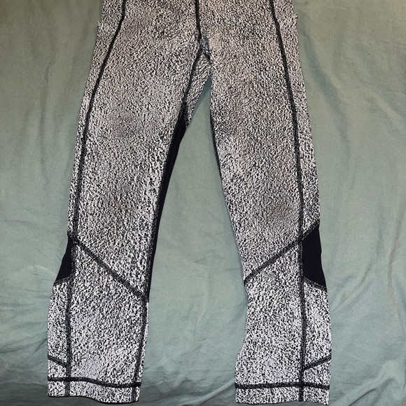 Lululemon Crop Legging. Size 6 - Picture 2 of 8
